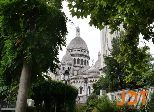 Paris hidden landmark for dog lovers with Joon Dog Tours