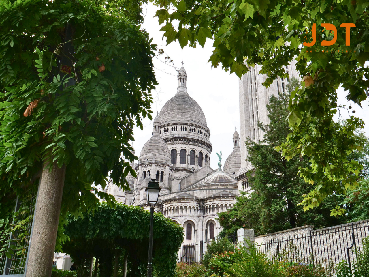 Enjoy Montmartre immersive with a local guide