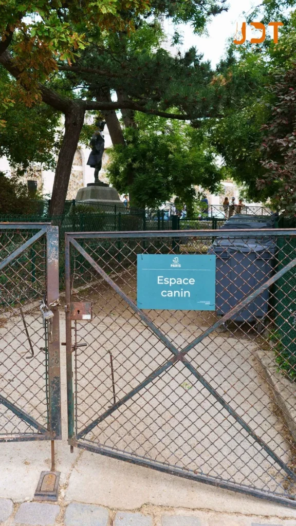 canine space in Montmartre