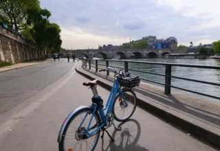 Paris e-bike tour along the Seine river