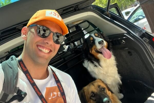 Joon Dog Tours guide with two dogs beside the tour vehicle in Paris